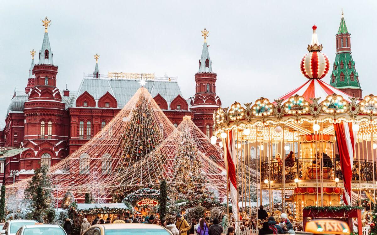 Тур москва февраль. Манежная площадь Москва 2022. Фестиваль путешествие в Рождество в Москве. Манежная площадь новый год 2022. Фестиваль путешествие в Рождество 2022 в Москве.